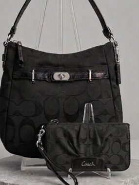 Coach Y2K Black Signature C
Set - Chelsea Ashlyn & Matching Wristlet Bundle